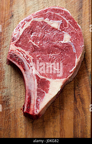 Raw Cowboy Steak mit Knochen Stockfoto