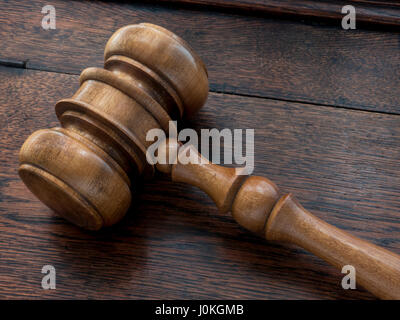 Auktionator /Judges hölzernen Hammer auf alten hölzernen Tischplatte Stockfoto