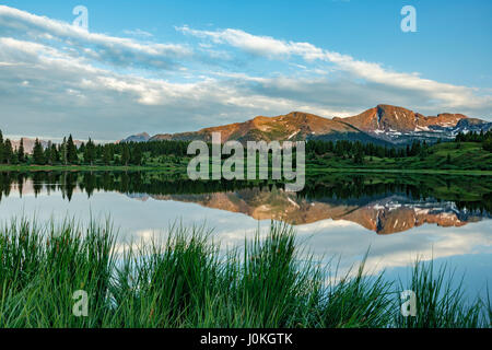 Berge und kleine Molas See, San Juan National Forest, Colorado USA Stockfoto