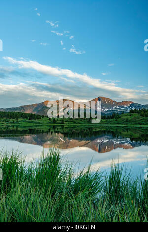 Berge und kleine Molas See, San Juan National Forest, Colorado USA Stockfoto