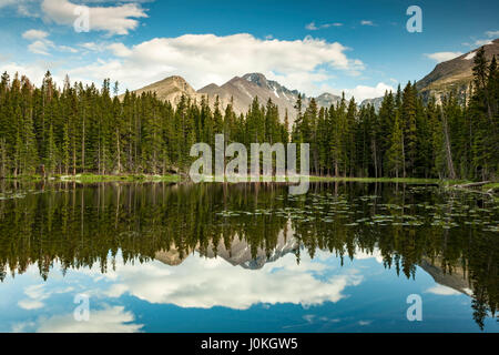 Nymphe See und Longs Peak (14.255 Fuß), Rocky Mountain Nationalpark, Colorado USA Stockfoto