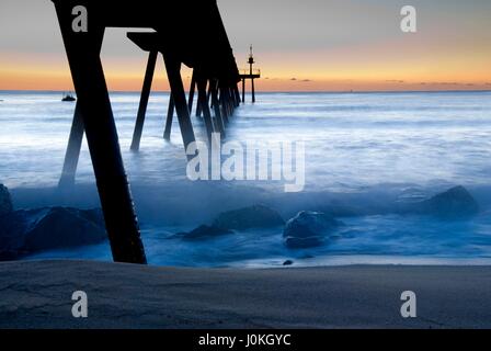 Sonnenaufgang in Pont Del petroli Brücke (Badalona, Barcelona) Stockfoto