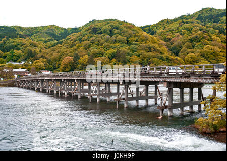 Historische Togetsu-Kyo Brücke über Katsura Fluss in Arashiyama, Kyoto, Japan Stockfoto