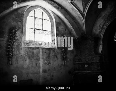 Menschliche Knochen und Schädel am Beinhaus oder Beinhaus Sedletz (Knochenkapelle) in Kutna Hora-Tschechische Republik Stockfoto