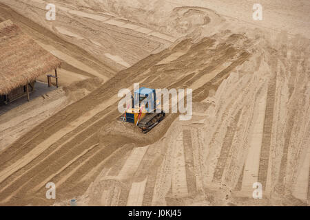 Planierraupe flacht Strandsand. Ansicht von oben Stockfoto