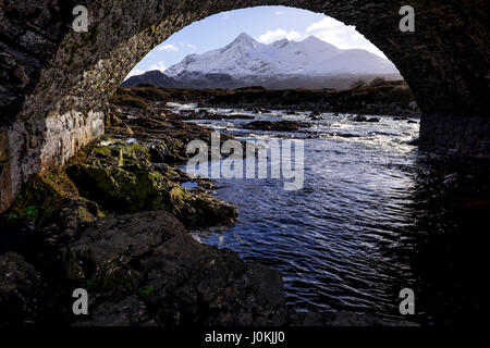 Die cuillin, Isle of Skye, Schottland, gesehen unter dem Sligachan Alte Brücke. Stockfoto