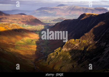 Newlands Beck schlängelt sich durch das Tal zwischen Hindscarth & Maiden Moor/hohe Spion, Blick nach Norden in Richtung Skiddaw von Dale Head Klippen, Lake District Stockfoto