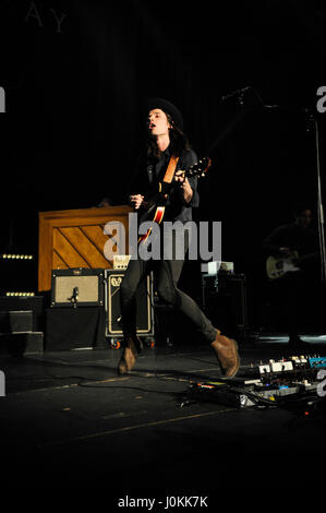 Sänger James Bay führt auf die Hollywood Palladium am 1. Dezember 2015 in Hollywood, Kalifornien. Stockfoto