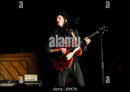 Sänger James Bay führt auf die Hollywood Palladium am 1. Dezember 2015 in Hollywood, Kalifornien. Stockfoto