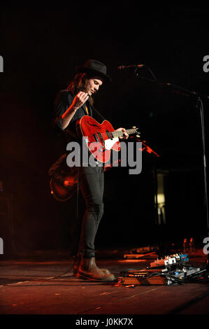 Sänger James Bay führt auf die Hollywood Palladium am 1. Dezember 2015 in Hollywood, Kalifornien. Stockfoto