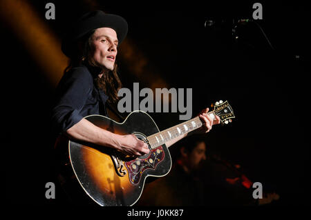 Sänger James Bay führt auf die Hollywood Palladium am 1. Dezember 2015 in Hollywood, Kalifornien. Stockfoto