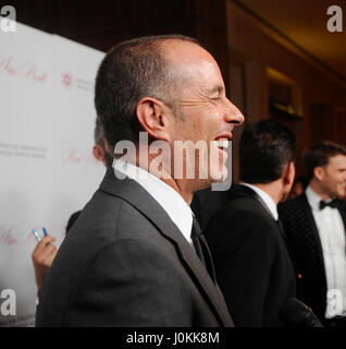 Komiker Jerry Seinfeld kommt an die amerikanischen Freunde des Magen David Adom (AFMDA) host 3. jährliche Red Star Ball im Beverly Hills Hilton am 22. Oktober 2015 in Los Angeles, Kalifornien. Stockfoto