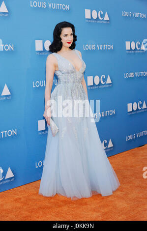 Tänzerin/Model Dita Von Teese kommt bei der 2015 MOCA Gala am 30. Mai 2015 in Los Angeles, Kalifornien von Louis Vuitton bei The Geffen Contemporary at MOCA vorgestellt. Stockfoto