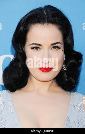 Tänzerin/Model Dita Von Teese kommt bei der 2015 MOCA Gala am 30. Mai 2015 in Los Angeles, Kalifornien von Louis Vuitton bei The Geffen Contemporary at MOCA vorgestellt. Stockfoto