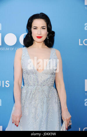 Tänzerin/Model Dita Von Teese kommt bei der 2015 MOCA Gala am 30. Mai 2015 in Los Angeles, Kalifornien von Louis Vuitton bei The Geffen Contemporary at MOCA vorgestellt. Stockfoto