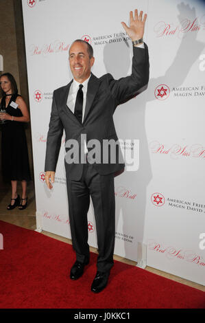 Komiker Jerry Seinfeld kommt an die amerikanischen Freunde des Magen David Adom (AFMDA) host 3. jährliche Red Star Ball im Beverly Hills Hilton am 22. Oktober 2015 in Los Angeles, Kalifornien. Stockfoto