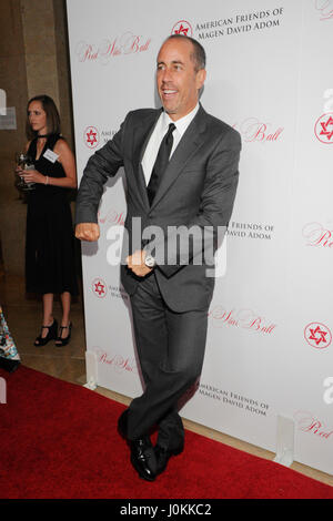 Komiker Jerry Seinfeld kommt an die amerikanischen Freunde des Magen David Adom (AFMDA) host 3. jährliche Red Star Ball im Beverly Hills Hilton am 22. Oktober 2015 in Los Angeles, Kalifornien. Stockfoto