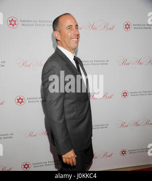 Komiker Jerry Seinfeld kommt an die amerikanischen Freunde des Magen David Adom (AFMDA) host 3. jährliche Red Star Ball im Beverly Hills Hilton am 22. Oktober 2015 in Los Angeles, Kalifornien. Stockfoto