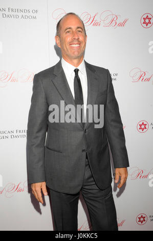 Komiker Jerry Seinfeld kommt an die amerikanischen Freunde des Magen David Adom (AFMDA) host 3. jährliche Red Star Ball im Beverly Hills Hilton am 22. Oktober 2015 in Los Angeles, Kalifornien. Stockfoto