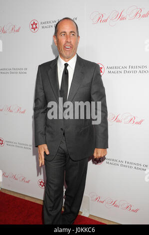 Komiker Jerry Seinfeld kommt an die amerikanischen Freunde des Magen David Adom (AFMDA) host 3. jährliche Red Star Ball im Beverly Hills Hilton am 22. Oktober 2015 in Los Angeles, Kalifornien. Stockfoto