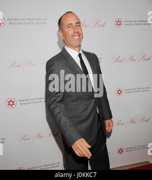 Komiker Jerry Seinfeld kommt an die amerikanischen Freunde des Magen David Adom (AFMDA) host 3. jährliche Red Star Ball im Beverly Hills Hilton am 22. Oktober 2015 in Los Angeles, Kalifornien. Stockfoto