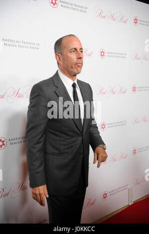 Komiker Jerry Seinfeld kommt an die amerikanischen Freunde des Magen David Adom (AFMDA) host 3. jährliche Red Star Ball im Beverly Hills Hilton am 22. Oktober 2015 in Los Angeles, Kalifornien. Stockfoto