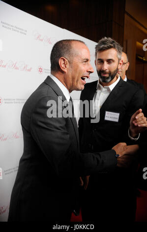 Komiker Jerry Seinfeld kommt an die amerikanischen Freunde des Magen David Adom (AFMDA) host 3. jährliche Red Star Ball im Beverly Hills Hilton am 22. Oktober 2015 in Los Angeles, Kalifornien. Stockfoto