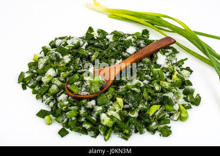 In Scheiben geschnittenen frischen Frühlingszwiebeln tief gefroren, isolierten auf weißen Hintergrund. Studio Photo Stockfoto