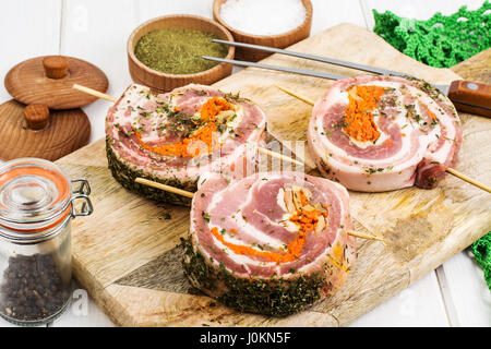 Schweinefleisch mit Karotten und würzigen Kräutern zum Backen von Studio Photo Stockfoto