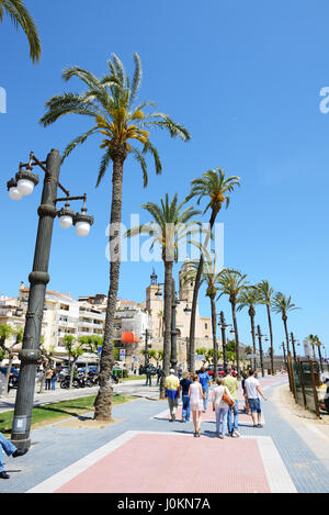 SITGES, Spanien - 23 Mai: Die Enjoiying Touristen ihren Urlaub am Meer auf der 23. Mai 2015 in Sitges, Spanien. Bis zu 60 Millionen Touristen besuchen soll Stockfoto