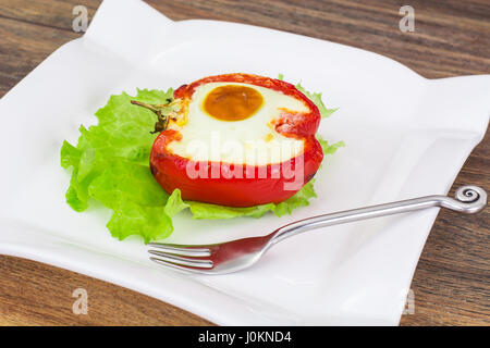 Halbe süßer Paprika gebacken im Ofen mit einem Ei. Studio Photo Stockfoto