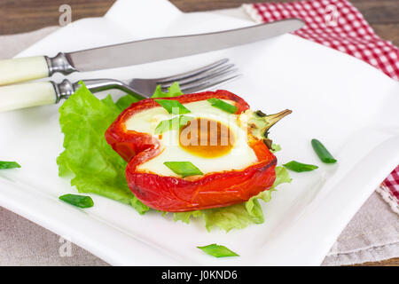 Halbe süßer Paprika gebacken im Ofen mit einem Ei. Studio Photo Stockfoto