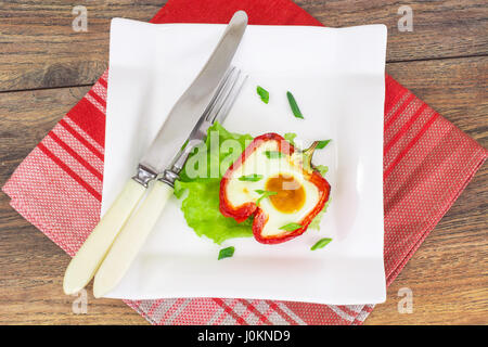 Halbe süßer Paprika gebacken im Ofen mit einem Ei. Studio Photo Stockfoto