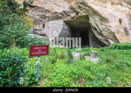 Eingang zur Ropemakers Höhle im alten Steinbruch Latomia del Paradiso, Teil von Neapolis archäologischen Park in Syrakus Stadt, Insel Sizilien, Italien Stockfoto