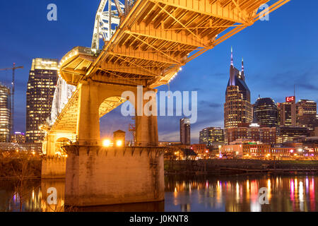 Twilight unter der John Seigenthaler Fußgänger Brücke über den Cumberland River mit Skyline von Nashville, Tennessee, USA Stockfoto