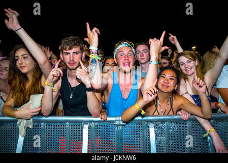 BENICASSIM, Spanien - 14 JUL: Das Publikum in einem Konzert am FIB Festival am 14. Juli 2016 in Benicassim, Spanien. Stockfoto