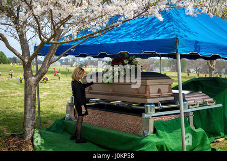 Frau Sarg einer Beerdigung, in Hendersonville, Tennessee, USA geliebt Stockfoto