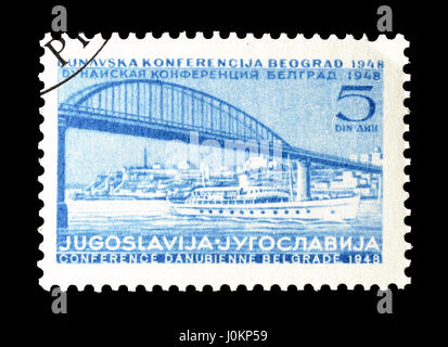 Abgesagte Briefmarke gedruckt von Jugoslawien, zeigt, dass Brücke und Schiff. Stockfoto