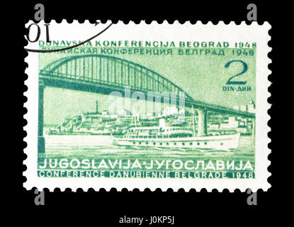 Abgesagte Briefmarke gedruckt von Jugoslawien, zeigt, dass Brücke und Schiff. Stockfoto