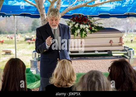 Pastor bietet Worte des Trostes am Graveside Trauerfeier, Hendersonville, Tennessee, USA Stockfoto