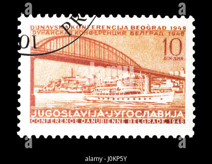 Abgesagte Briefmarke gedruckt von Jugoslawien, zeigt, dass Brücke und Schiff. Stockfoto