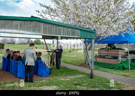 Pastor bietet Worte des Trostes am Graveside Trauerfeier, Hendersonville, Tennessee, USA Stockfoto