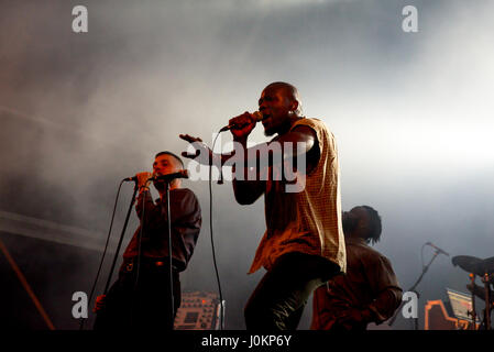 BENICASSIM, Spanien - 17 JUL: Young Fathers (Hip-Hop-Band) führen im Konzert beim FIB Festival am 17. Juli 2016 in Benicassim, Spanien. Stockfoto