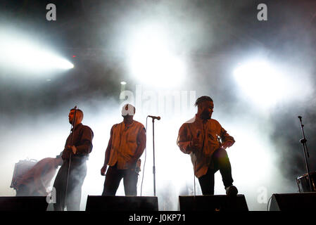 BENICASSIM, Spanien - 17 JUL: Young Fathers (Hip-Hop-Band) führen im Konzert beim FIB Festival am 17. Juli 2016 in Benicassim, Spanien. Stockfoto