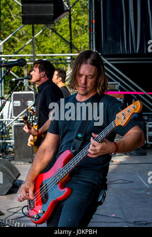 MADRID - SEP 10: Jimmy Eat World (Rockband) führen im Konzert beim Dcode Music Festival am 10. September 2016 in Madrid, Spanien. Stockfoto