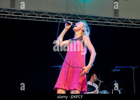 MADRID - SEP 10: Dagny (norwegische Popmusiker) führt im Konzert beim Dcode Music Festival am 10. September 2016 in Madrid, Spanien. Stockfoto