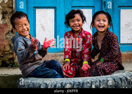 Kinder in einem kleinen Dorf in der Nähe von Kathmandu, Nepal Stockfoto