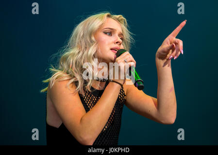 MADRID - SEP 10: Zara Larsson (Sänger) führt im Konzert beim Dcode Music Festival am 10. September 2016 in Madrid, Spanien. Stockfoto