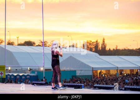 MADRID - SEP 10: Zara Larsson (Sänger) führt im Konzert beim Dcode Music Festival am 10. September 2016 in Madrid, Spanien. Stockfoto