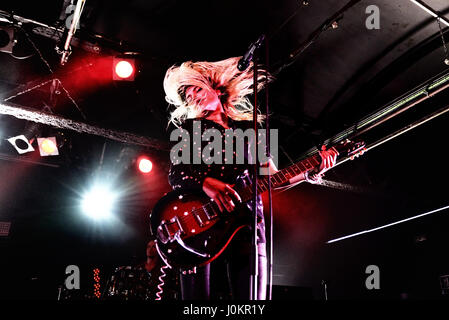 BARCELONA - 1 Nov.: The Kills (Rockband) führen in Konzert im Razzmatazz Club am 1. November 2016 in Barcelona, Spanien. Stockfoto